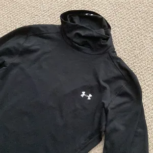 Under Armour Coldgear Fitted Black Turtleneck Long Sleeve Activewear Top Shirt M thumbnail 2