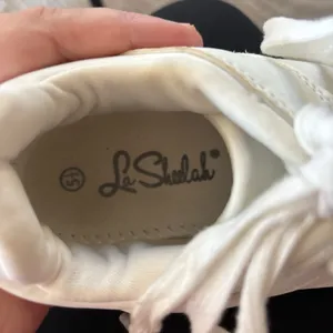 Classic White Sneakers Size 5.5 thumbnail 4