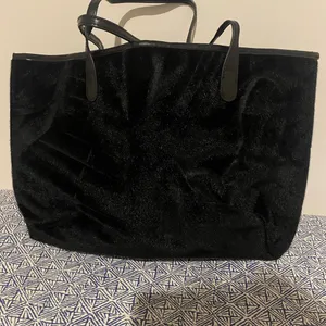 Black HHansbag Tote Aize about 16” x 16”.. thumbnail 6