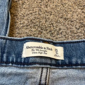 Abercrombie & Fitch 90’s High Rise Jeans thumbnail 2
