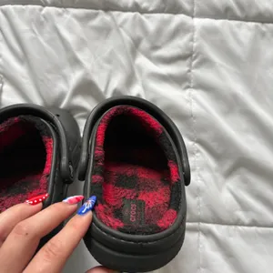 Crocs Classic Lined Clog Black Red Buffalo Plaid Fleece Womens 7 Clogs Winter thumbnail 9
