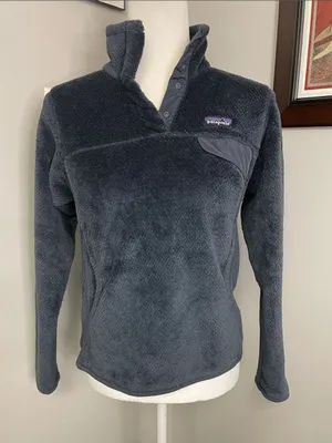 Women’s Patagonia pull over navy blue size small warm lightweight fitted thumbnail 1