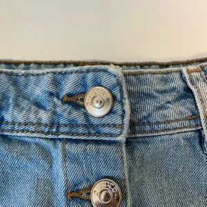 H&M Divided‎ women’s button up light wash denim miniskirt — size 2 thumbnail 6