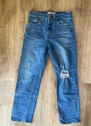Levi’s Premium Wedgie Straight Jeans Size 25 High Rise Button Fly Distressed Knee thumbnail 1