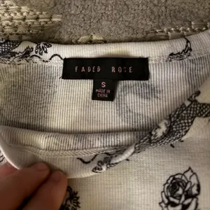 Faded Rose Women's Crew Neck Crop Top Size Small -Chinese Dragon Print thumbnail 4