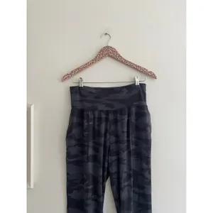 ATHLETA Salutation Black Camo Joggers Size Medium thumbnail 4