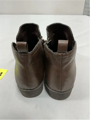 Womans Excellent Condition American Rag Cadee Ankle Bootie 8W Brown thumbnail 4