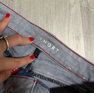 White House black market curvy 5” denim shorts thumbnail 3