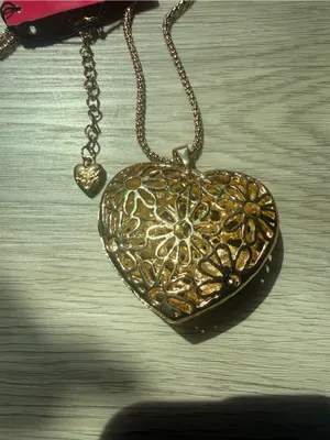 Betsey Johnson 32 inch Gold-Tone Heart Pendant Necklace Green Crystal Accents thumbnail 3