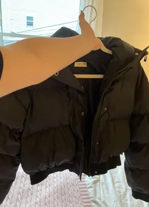 Cropped Black Puffer Jacket Size M thumbnail 1
