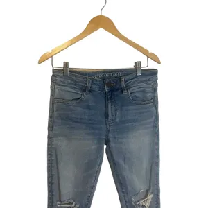 American Eagle Women's Size 6 Light Wash‎ Distressed Skinny Jeans thumbnail 2
