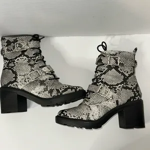 Shoedazzle Adrianna Shoes Block Heel Bootie Black White Faux‎ Snakeskin Size 6 thumbnail 4
