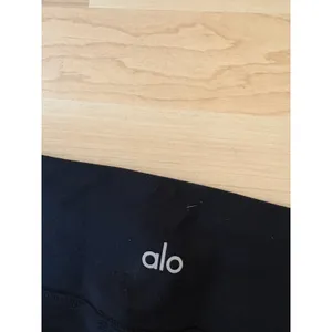 ALO Black Capri Leggings Size‎ Small thumbnail 3