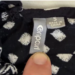 Rip Curl Womens Small Black White Geometric Print Mock Neck Keyhole Blouse Top‎ thumbnail 14