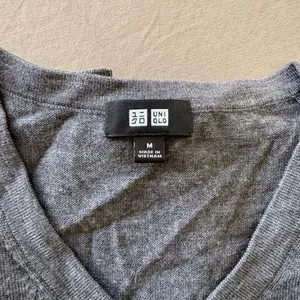 Uniqlo Wool V-Neck Sweater thumbnail 4