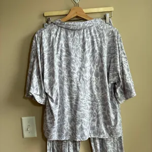 Nicole Miller Pajama Set M Gray White Womens Abstract Animal Print Stretch thumbnail 5