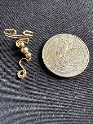 Goldtone EUC ear cuff. Metal in goldtone and adjustable to fit most sizes thumbnail 3