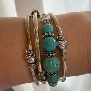 SLINKY BRACELET Women’s Coil Style‎ Bracelet with Charms Turquoise NWOT thumbnail 2