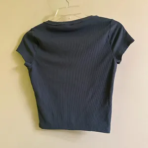 Hollister gray v-neck t-shirt thumbnail 2