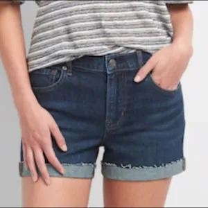 GAP Washwell Denim Shorts 26 Mid Rise 5" Inseam Cuffed‎ Raw Hem Blue Jean Shorts thumbnail 2