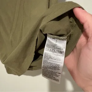 Old Navy‎ Slim Fit T-Shirt olive green size small thumbnail 4