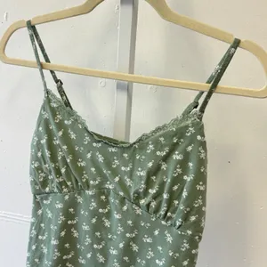 Hollister Sage Green Floral Lace‎ Trim Cami Crop Top Medium Coquette Girl thumbnail 3