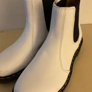 Dr. Martens women White leather Chelsea Platform Boots with Black Elastic 10 thumbnail 5