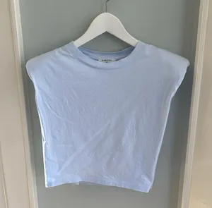 Aritzia Babaton Shoulder Pad Cropped Tank thumbnail 1