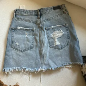 NWOT Abercrombie Light Blue Distressed Denim Shorts size 2/size 26 thumbnail 2