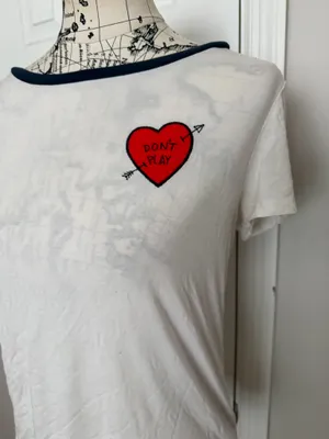 American Eagle Soft & Sexy graphic tee White Tee Red Heart Patch Sz M thumbnail 2