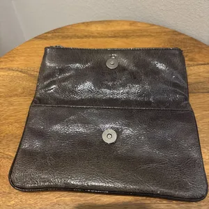 Simply Vera Wang Fold over Magnetic Handbag/Clutch/Wallet~Gunmetal Gray~EUC‎ thumbnail 4