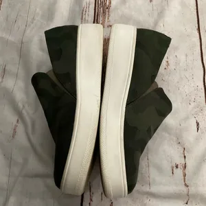 STEVE MADDEN CAMO SLIP ON‎ SNEAKERS thumbnail 2