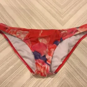 Insight Red Floral Bikini with Adjustable Straps Size 6 Top, Size 8 Bottom. thumbnail 6