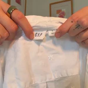 Gap white floral embroidered button up shirt thumbnail 3
