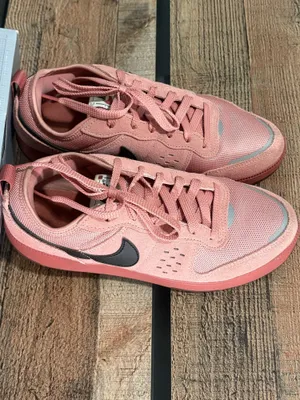 Unisex style Nike sneaker, but women’s size 8 thumbnail 7