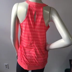 Old Navy Coral color active keyhole back Top‎ thumbnail 4