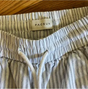 PacSun Pinstripe Pull-On Cargo Slouchy Fit Pants Size: XS thumbnail 4