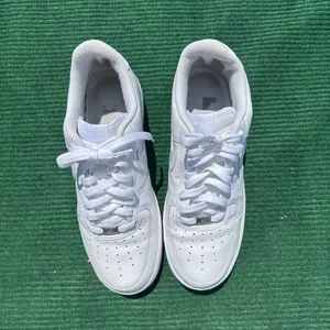Nike Air Force 1 '07 'Triple White' Men’s Size 11 thumbnail 3