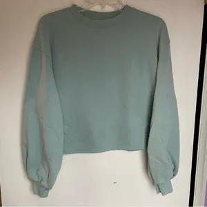 Universal Threads- Women’s Light Teal Crewneck Size M thumbnail 1