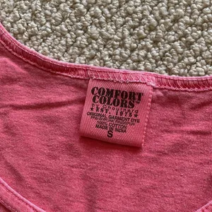 Comfort Colors Chickadees Chi Kappa Phi Pink Salmon Tank Top Size Small Like New thumbnail 3