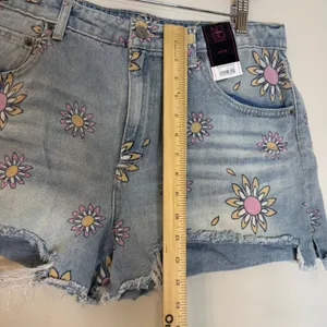 No Boundaries Women's High Rise Destructed Daisy Floral Denim Shorts Size 15 thumbnail 6