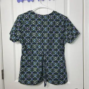 EUC SB Scrubs women’s green navy floral print v-neck‎ tie back pocket scrub top thumbnail 6