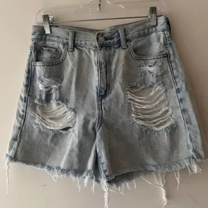 American Eagle Light Wash Distressed Mom Jean Shorts Size 4‎ thumbnail 1