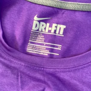 🎀 3/$20 Nike women’s small purple dri fit regular fit athletic tee thumbnail 5