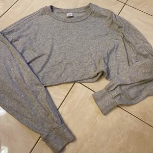 Aritzia TNA cropped Long Sleeve Top Size Large Gray thumbnail 2