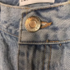 Zara Women’s Distressed Thrashed Raw Hem Light Wash Wide Leg Denim Jeans thumbnail 5