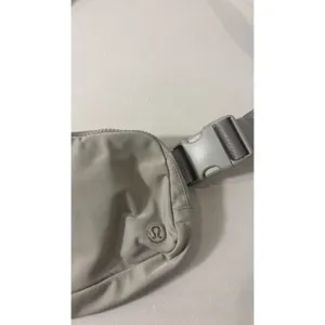 Lululemon Belt Bag Womens One Size Gray Everywhere Crossbody Fanny Pack Nylon‎ thumbnail 2