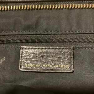 Marc by Marc Jacobs 100% LEATHER BAG Black with Gold Hardware thumbnail 5