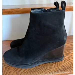 Tory Burch Black Suede Wedge Ankle Boots Gold Logo Lug Sole Womens 9.5‎ thumbnail 4