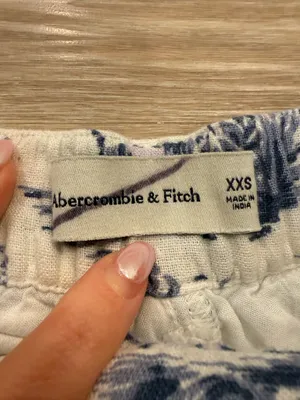 Abercrombie & Fitch Women’s Tropical Linen Blend Tailored Shorts thumbnail 3